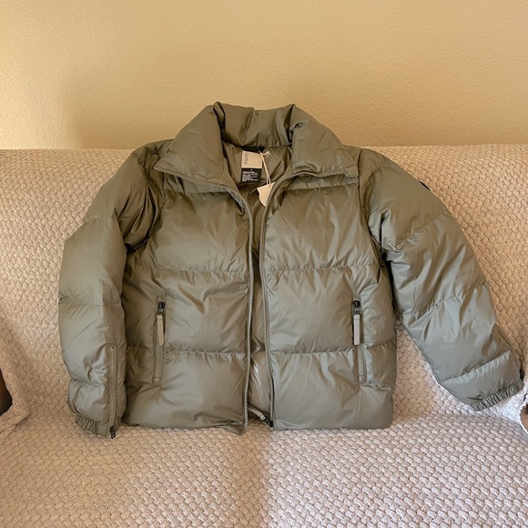 Vuori Hillside Down Jacket - Medium - Laurel green NWT - Picture 5 of 9